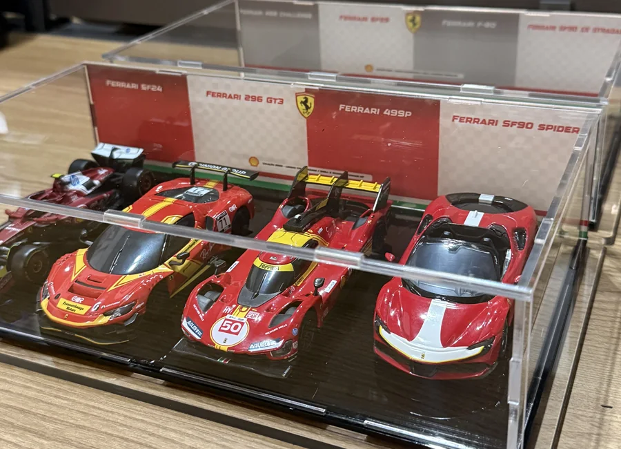 Coleção de carros Ferrari em redoma longa com fundo impresso