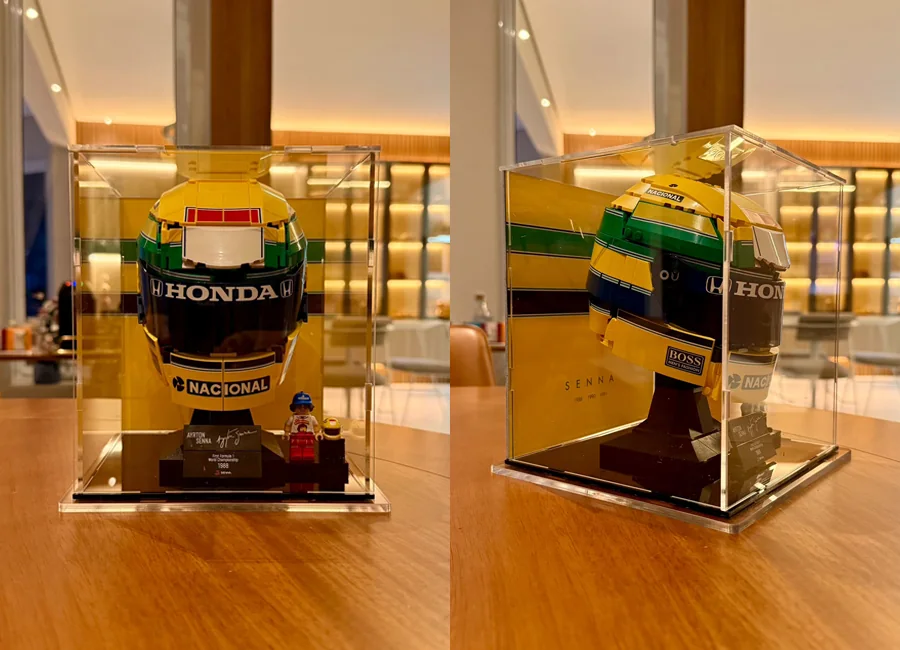 Capacetes LEGO de Ayrton Senna em redomas com fundo impresso