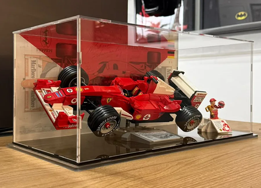 Coleção Ferrari em redoma longa, vista lateral