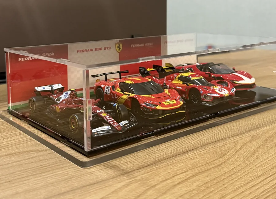 McLaren MP4/4 de LEGO em redoma com fundo impresso