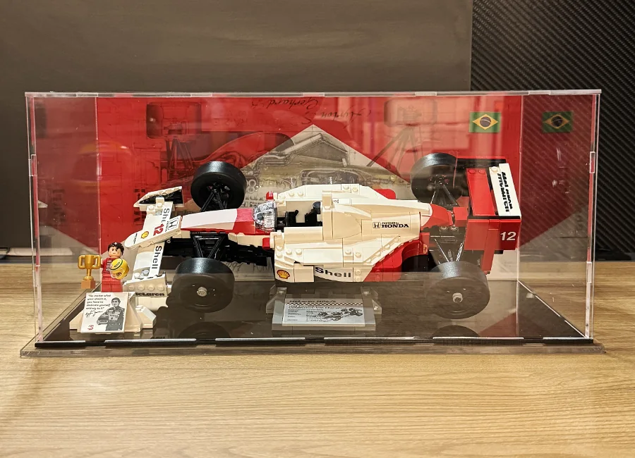 McLaren MP4/4 de LEGO dentro de uma redoma de acrílico Funparts com fundo impresso