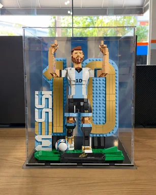 Messi de LEGO em redoma com fundo impresso