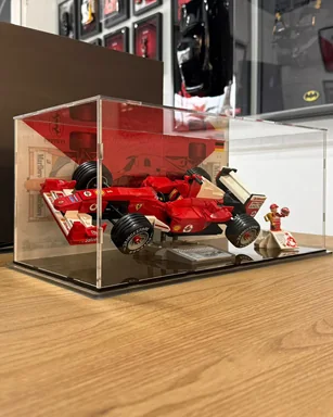 Ferrari F2004 em redoma com fundo impresso