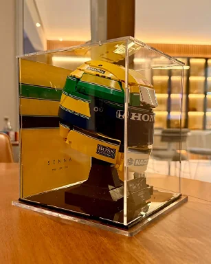 Capacete LEGO de Ayrton Senna em redoma com fundo impresso